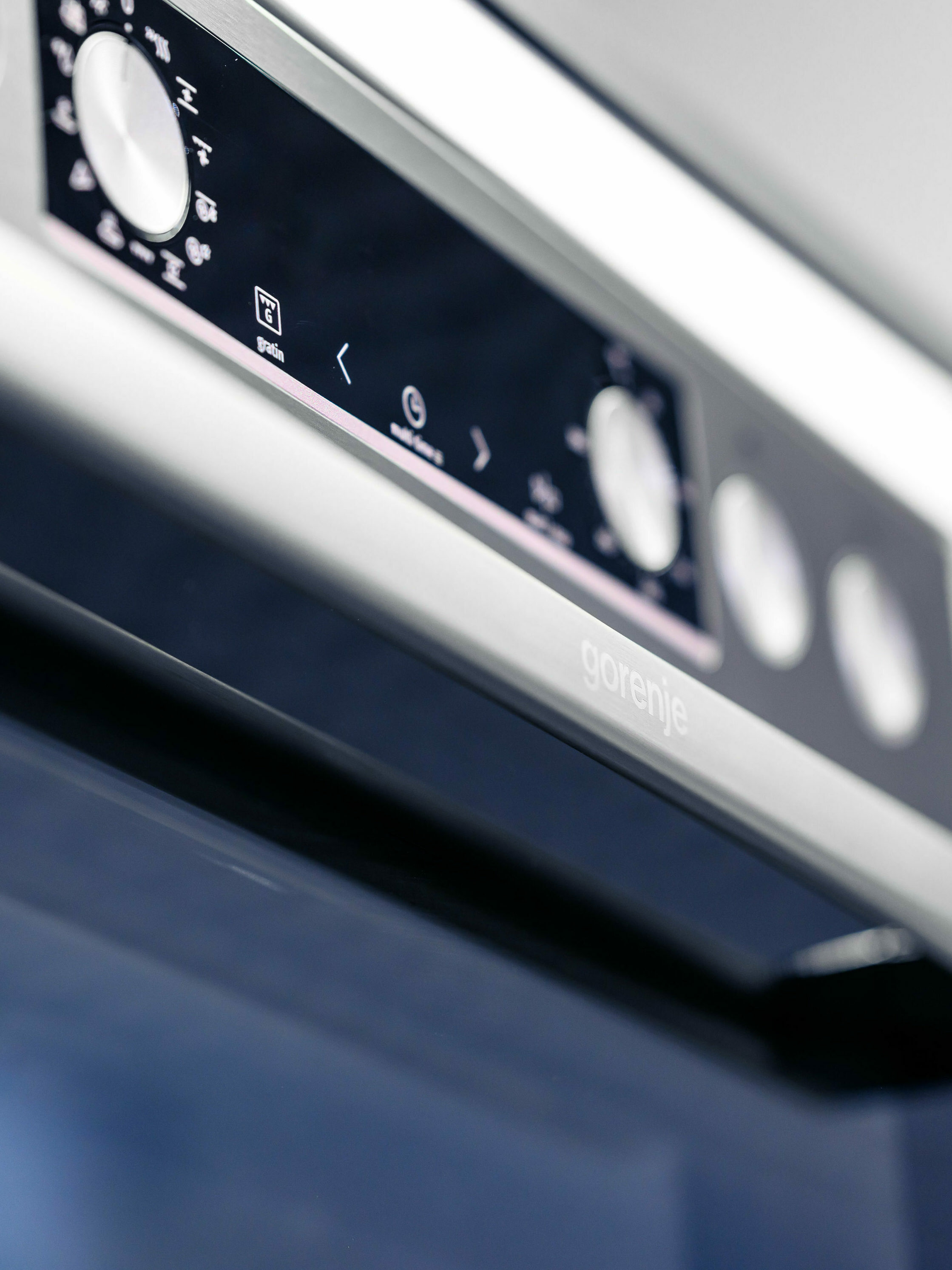 Primo piano del logo Gorenje sulla maniglia del forno