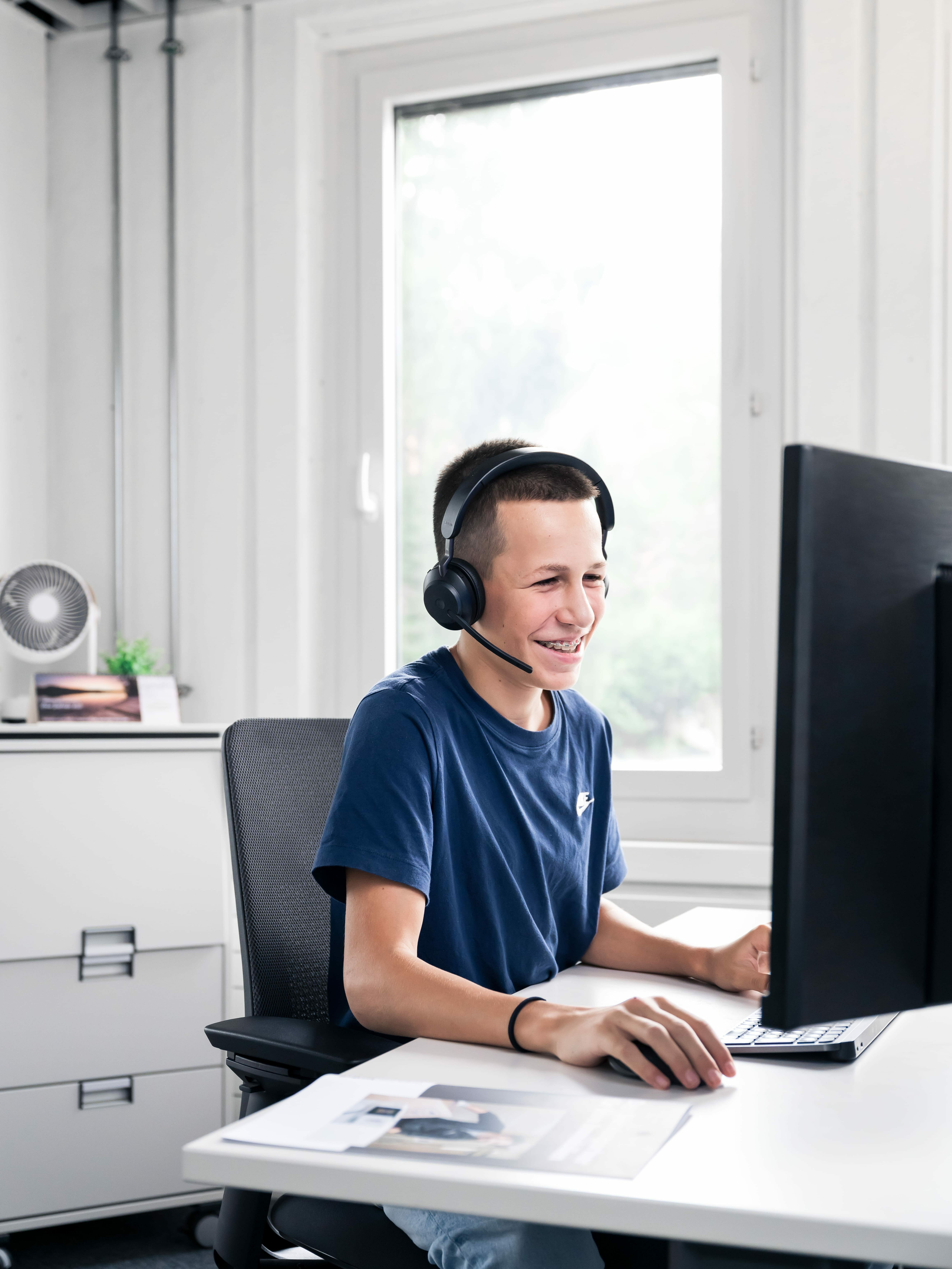 Bild Lehrling am Arbeiten mit Kopfhörer 1