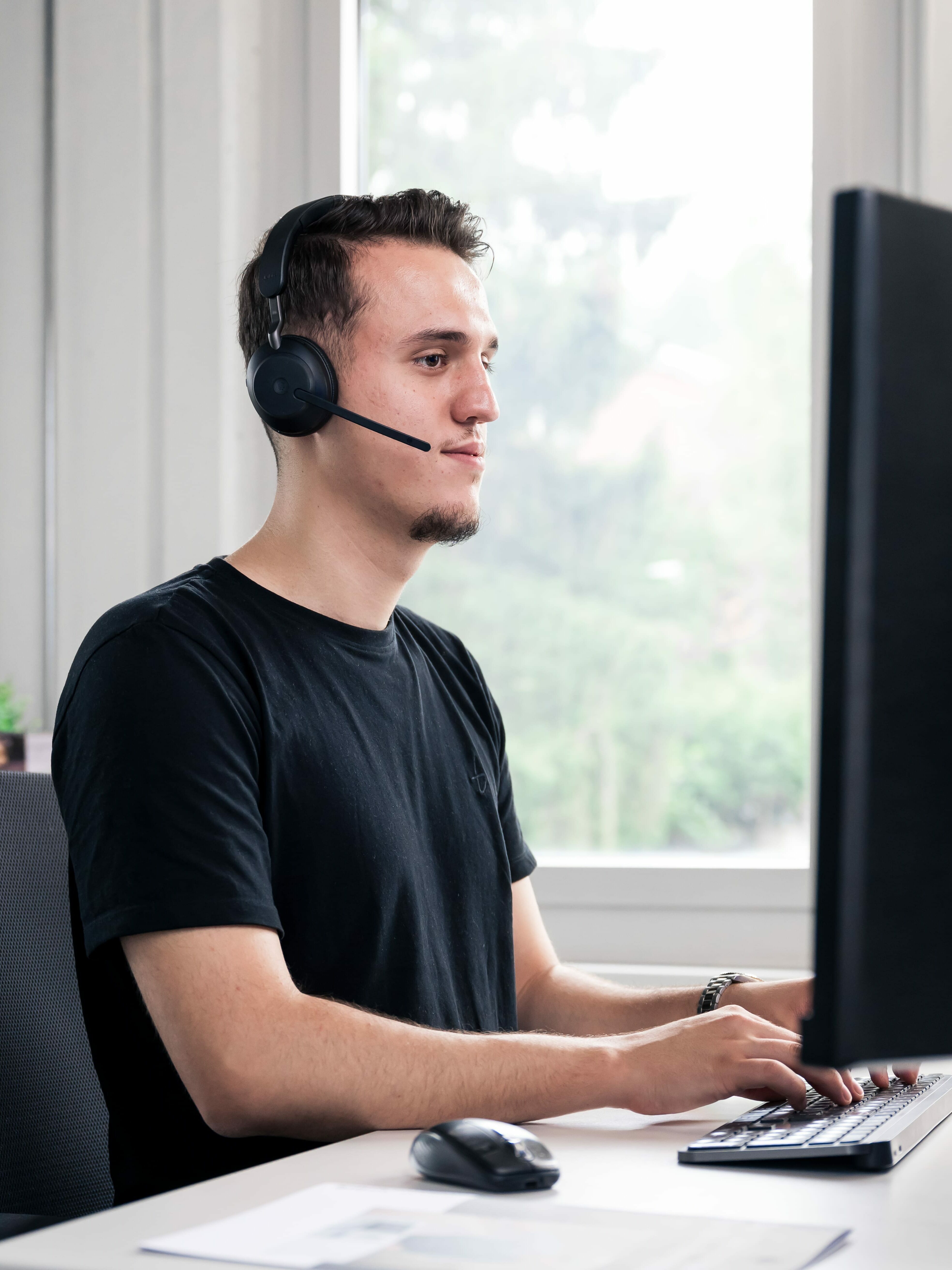 Bild Lehrling am Arbeiten mit Kopfhörer 2