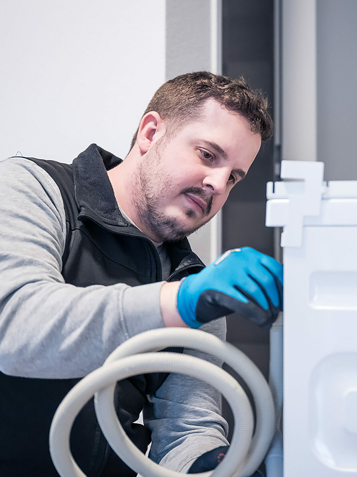 Techniker Waschmaschine Inbetriebnahme